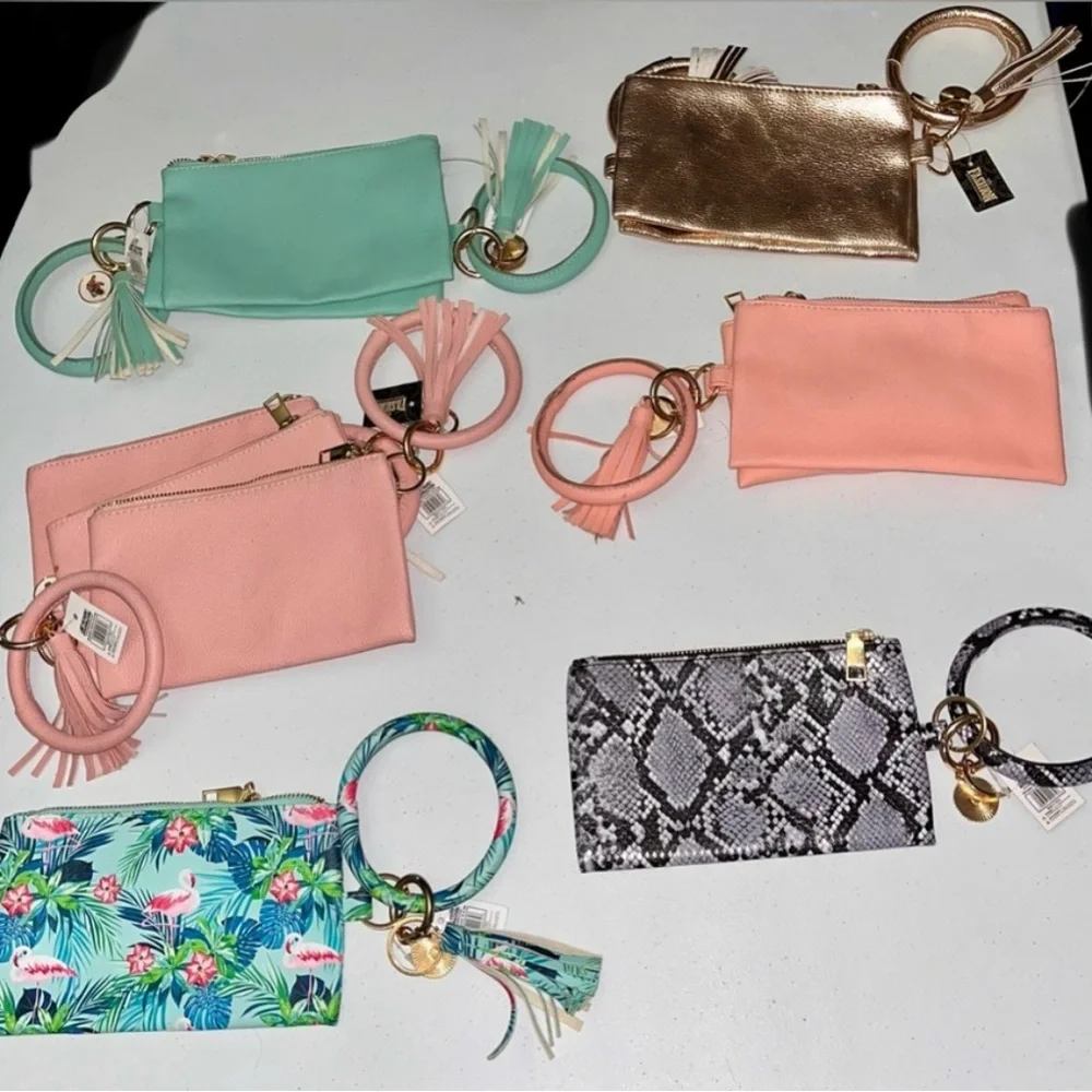 💙 NWT Pink Texture Wristlet with Tassel & Charm